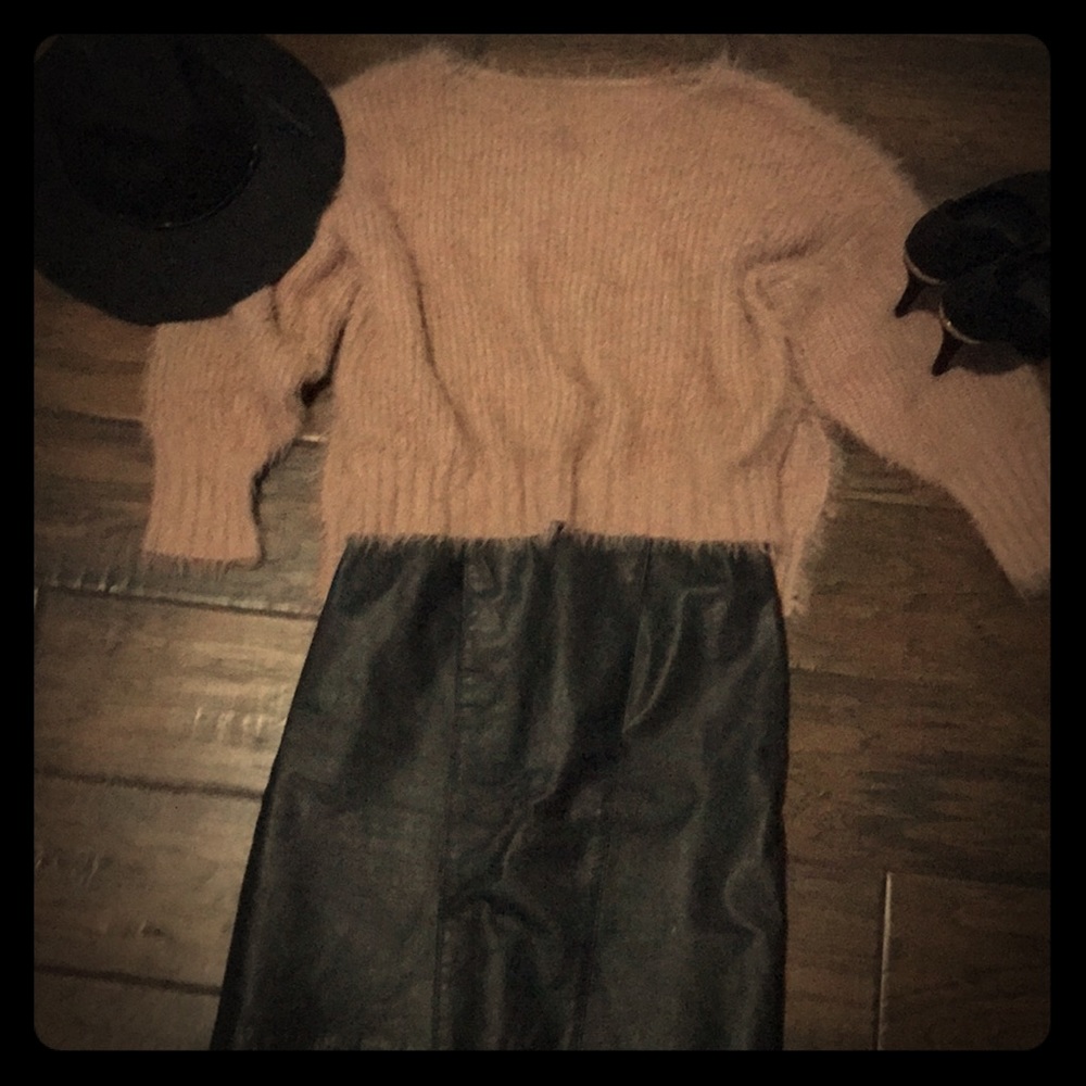 Blush Fuzzy Sweater - high low - Cropped - 🤤